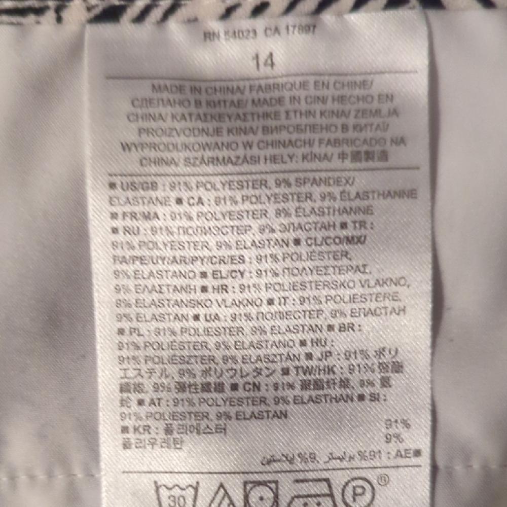 Banana Republic Black & White Leaf-Print Shorts - Picture 4 of 4